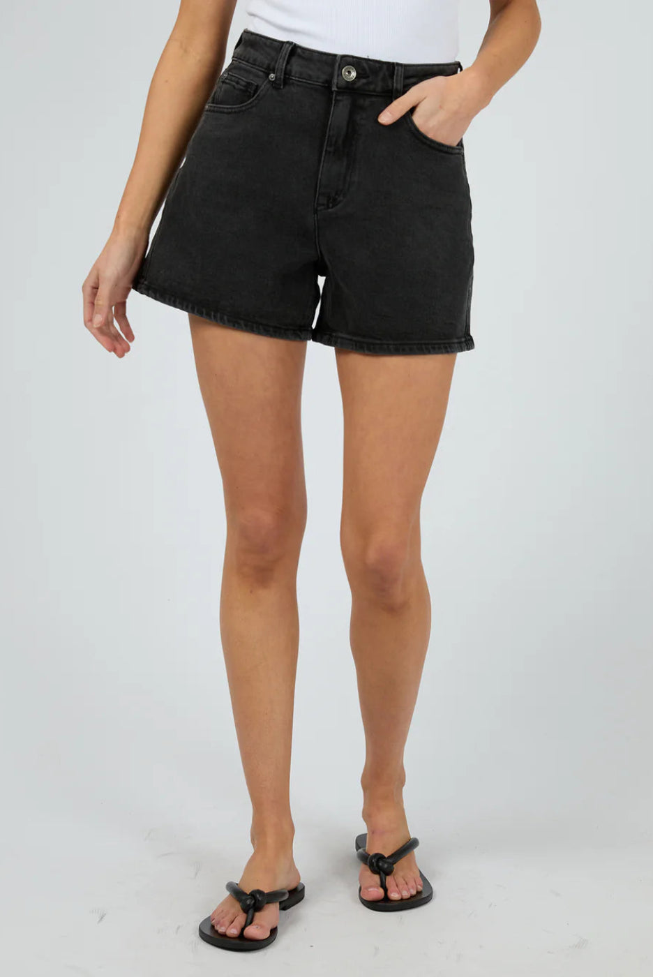 Silent Theory Kyia Short Comfort Washed Black