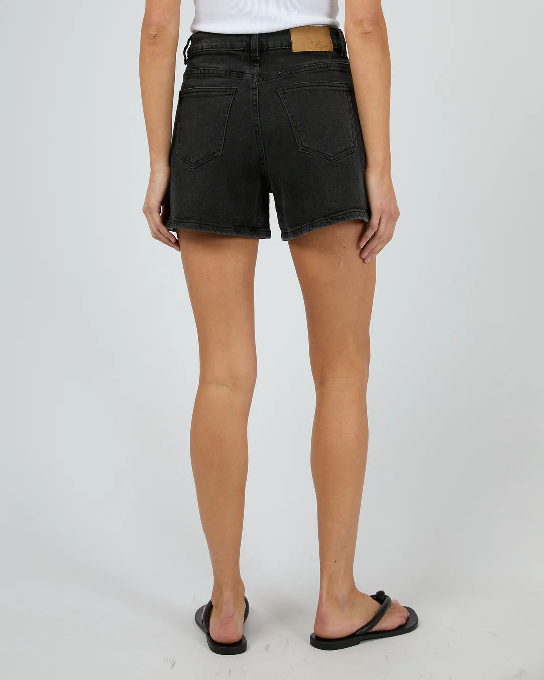 Silent Theory Kyia Short Comfort Washed Black