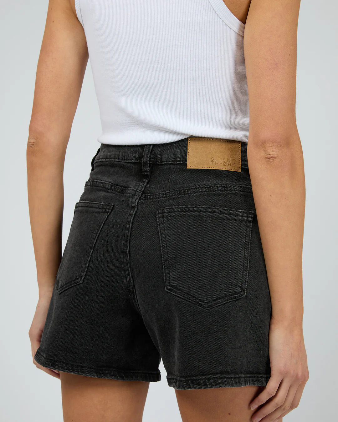 Silent Theory Kyia Short Comfort Washed Black