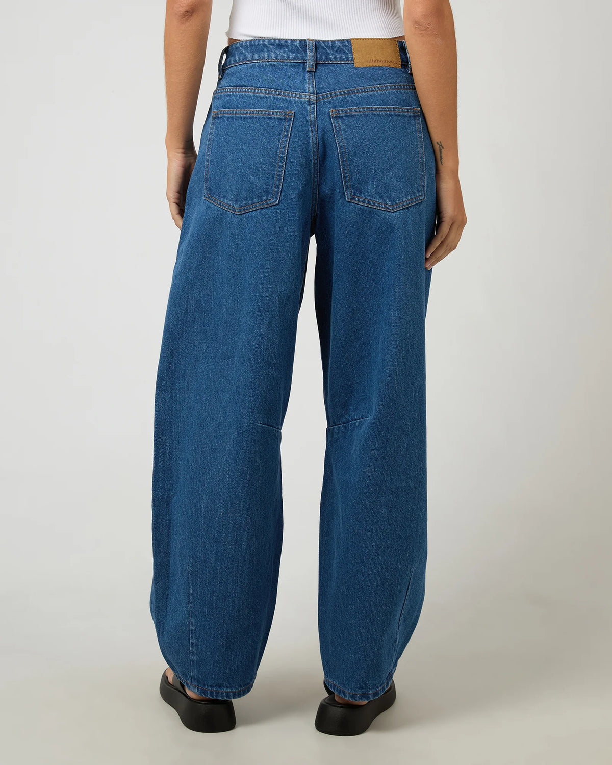 All About Eve Hallie Barrel Leg Jean Heritage Blue